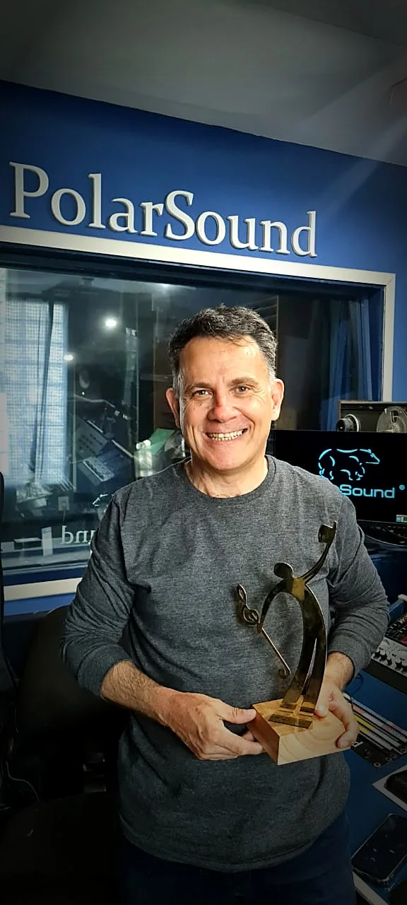 Fernando Nazar con el Premio Hugo en la sala de control de PolarSound